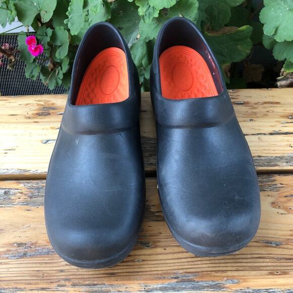Crocs Womens Black Clogs size 9 Rubber Casual Slip On Nurse Work Comfort - Picture 2 of 10